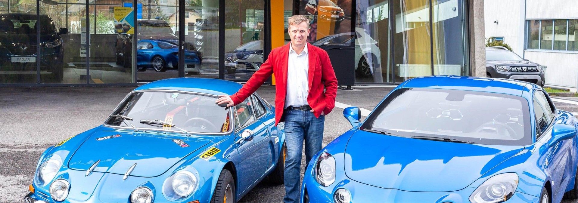Autohaus Süss von außen mit 2 blauen Autos davor